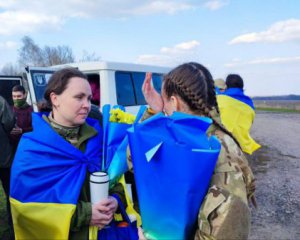 Зеленский показал трогательные кадры возвращения украинцев из российского плена