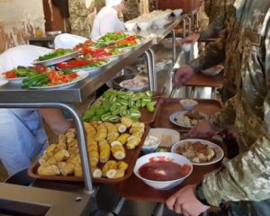 Політолог пояснив, чому торговельні мережі не беруться за харчування армії