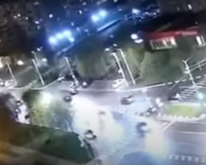 &quot;Нештатное схождение&quot; авиабомбы в Белгороде попало на видео: дорога &quot;вздыбилась&quot;