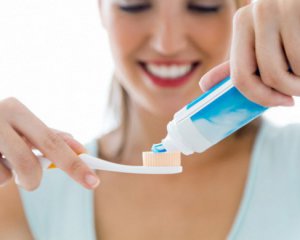 Почему не следует смачивать щетку перед чисткой зубов: ответ удивит