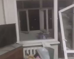 &quot;Здесь спали дети&quot;: жительница Умани показала на видео разрушенную российской ракетой квартиру