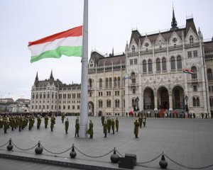 &quot;Неадекватное поведение&quot; – президент раскритиковал позицию Венгрии