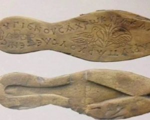 Археологи нашли давнюю обувь с надписью