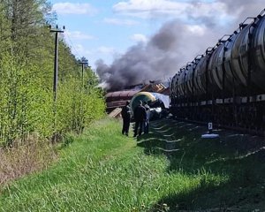 В России взорвали железнодорожные пути. С рельсов сошли вагоны с горючим