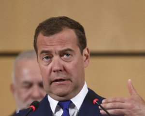 Медведєв взявся лякати вбивством Зеленського, Подоляк його висміяв