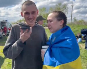 Воїн ЗСУ після звільнення з полону вперше подзвонив матері: щемливе відео