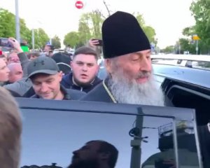 Активісти випровадили з Лаври митрополита РПЦ під вигуки "Онуфрія на обмін"