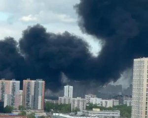 В Москве горит дом. Горит у академии ФСБ