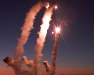 У Дніпрі уламки російської ракети впали на чотириповерхівку: поранено жінку