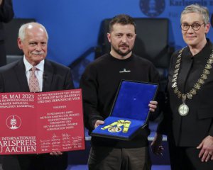 Зеленскому в присутствии Шольца вручили престижную награду