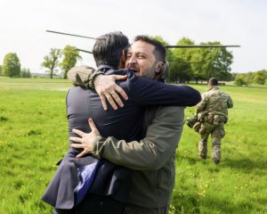 Объятия и улыбки: Зеленский встретился с премьером Великобритании