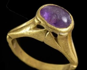 Археологи обнаружили древнее кольцо-амулет