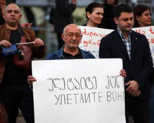 В Тбилиси проходят протесты из-за возобновления перелетов с РФ
