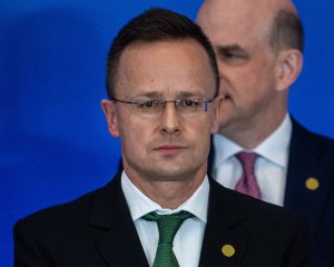 Угорщина погрожує блокувати воєнні транзити Україні