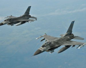 СМИ узнали, кто убедил Байдена поддержать поставки F-16 Украине