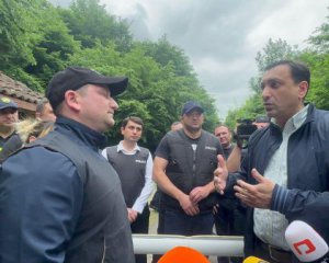 Дочь Лаврова приехала на свадьбу в Грузию, под отелем собрались протестующие