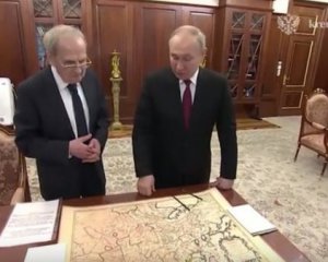 Путіну принесли карту без України. Він зробив заяву