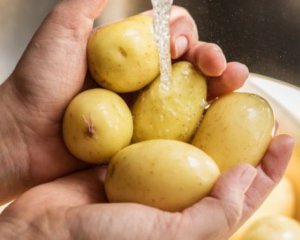 Как отмыть руки после чистки молодого картофеля: простой и действенный метод
