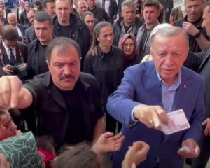 Вибори у Туреччині: Ердоган роздавав гроші на дільниці