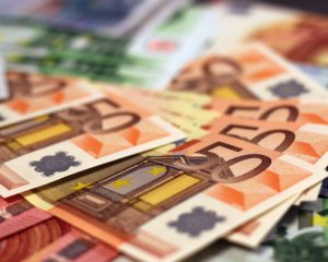 Євро стрімко подешевшало у перший день літа