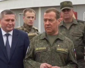 Медведев в военной форме пригрозил уничтожить &quot;осиное гнездо&quot; в Киеве
