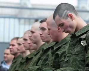 Продовжують вербувати злочинців на війну: Росія всіма способами поповнює свої втрати