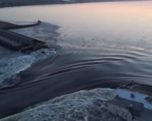 Россияне сильно повредили дамбу Каховской ГЭС: видео
