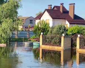 У Херсоні підтопило район, вода прибуває