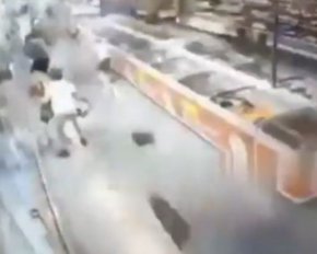 Минобороны показало видео прилета ракеты по супермаркету в Умани