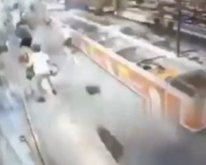 Міноборони показало відео прильоту ракети по супермаркету в Умані