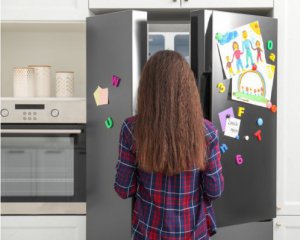 Почему магниты нужно снять с холодильника: есть простое объяснение