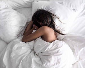 З голим тілом і без інтернету: 8 способів швидко заснути