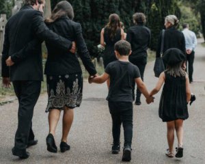 Стоит ли брать детей на похороны родных: что говорят психологи