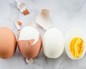 Ідеально очистить яйце від шкаралупи: що треба додати у воду під час варіння