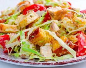 Легкий і поживний салат з куркою: як приготувати швидкий обід