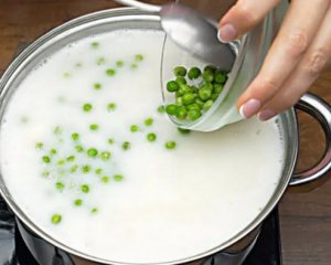 Суп із зеленим горошком та сиром: як приготувати ситну та ароматну вечерю