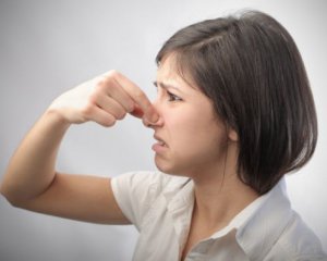 Неприятный запах тела может свидетельствовать о болезнях: когда следует обратиться к врачу