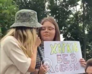 Скандал із Лободою у Харкові: дівчина, яка стояла з плакатом, відреагувала на виправдання співачки