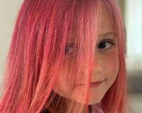 Рожеве волосся та довгі нігті: Камінська дозволила кардинально змінити імідж семирічній дочці
