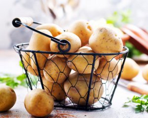 Как быстро почистить молодой картофель: четыре действенных лайфака