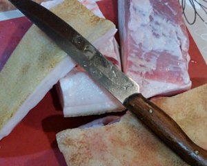 Не выбрасывайте кожуру от сала: пикантный рецепт из свиного деликатеса