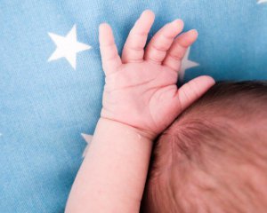3-річна дитина вбила молодшу сестру молотком. Батька оштрафували на 850 грн