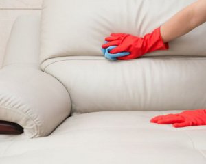 Масні плями відразу зникнуть: як ефективно відчистити диван