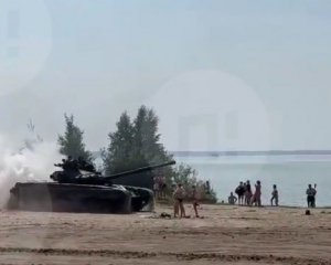В Росії солдати на танку заїхали на пляж і ледь не розчавили людей: відео