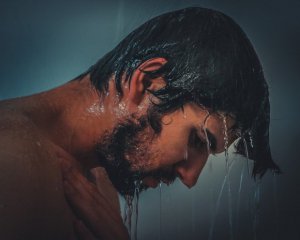 Чоловіки відверто зізнались, яку частину тіла не миють взагалі