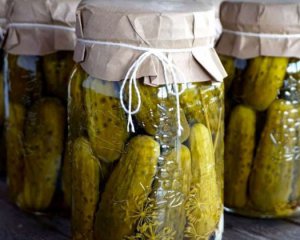 Чи можна врятувати консервовані огірки, якщо здулась кришка