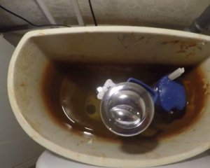 У бачок унітазу потрібно регулярно наливати оцет ‒ ефект вразить