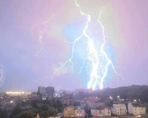 У Львові сильна гроза з блискавками: наслідки