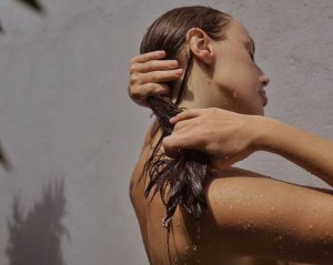 Як доглядати за волоссям влітку, щоб воно не перетворилося на солому