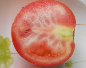 Чи можна їсти помідори з білими прожилками. Що вони означають